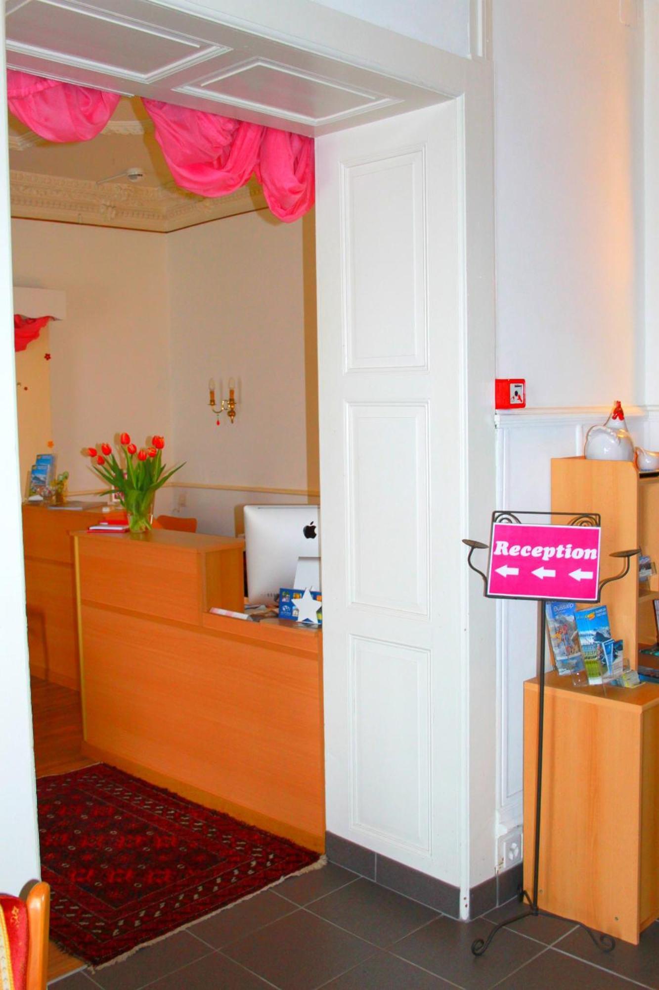 Basicrooms Hotel Unterseen Экстерьер фото